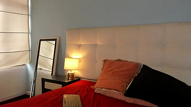 Snapshot of Moon__April chatting on 09/08/25, 08:08 Moon April online show from 09/08/25, 08:08