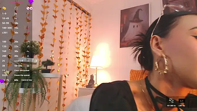 Valen ross  online show from 10/31/25, 01:02