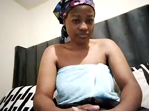 Snapshot of sexylira chatting on 06/15/26, 11:43 sexylira online show from 06/15/26, 11:43