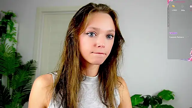 Snapshot of Sweet_Piece chatting on 10/04/25, 10:22 Sweet Piece online show from 10/04/25, 10:22