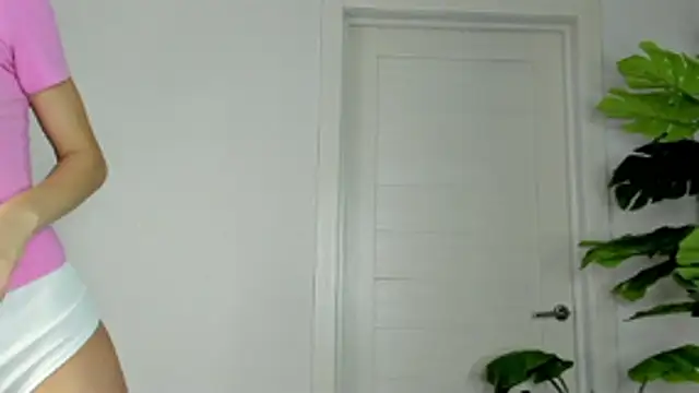 Snapshot of Sweet_Piece chatting on 10/25/25, 08:09 Sweet Piece online show from 10/25/25, 08:09