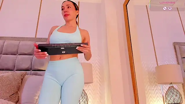 Snapshot of laurencarter1 chatting on 11/08/25, 03:32 laurencarter1 online show from 11/08/25, 03:32