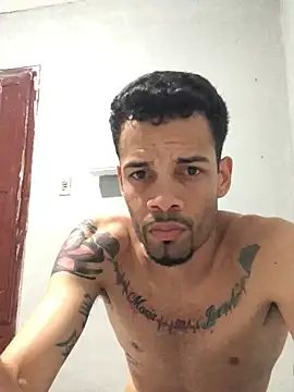 Snapshot of HenriquePhn chatting on 07/27/26, 02:40 HenriquePhn online show from 07/27/26, 02:40
