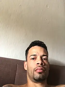 Snapshot of HenriquePhn chatting on 06/05/26, 11:38 HenriquePhn online show from 06/05/26, 11:38