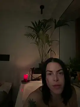 Snapshot of missninasparkle chatting on 10/12/25, 07:48 missninasparkle online show from 10/12/25, 07:48