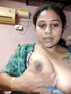 Snapshot of JENNIFERtamil chatting on 05/18/26, 07:57 JENNIFERtamil online show from 05/18/26, 07:57