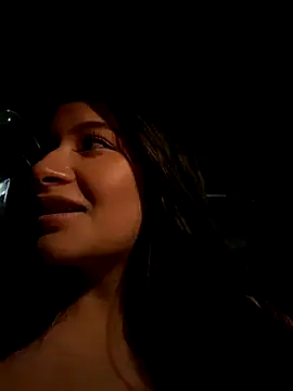 Snapshot of andrea_gomes_ chatting on 10/19/25, 08:17 andrea gomes online show from 10/19/25, 08:17