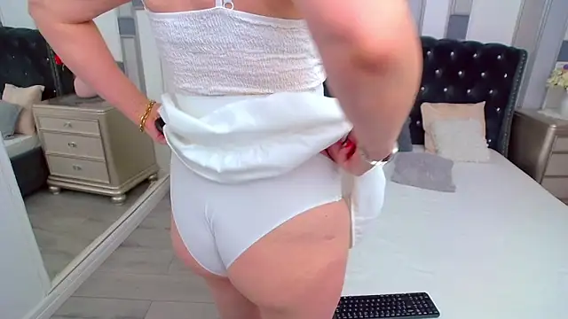 SuzzySun online show from 10/27/25, 01:56