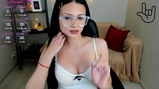 Snapshot of Kitti__ chatting on 10/15/25, 01:48 Kitti online show from 10/15/25, 01:48