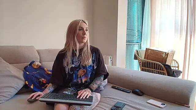 tattoobbgirl online show from 04/22/26, 02:13