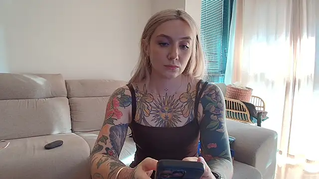 Snapshot of tattoobbgirl chatting on 06/08/26, 03:45 tattoobbgirl online show from 06/08/26, 03:45