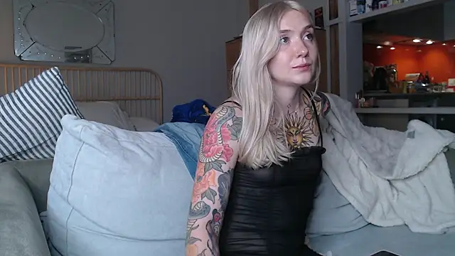 Snapshot of tattoobbgirl chatting on 03/19/25, 05:28 tattoobbgirl online show from 03/19/25, 05:28