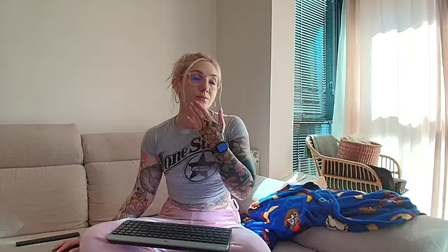Snapshot of tattoobbgirl chatting on 06/12/26, 03:54 tattoobbgirl online show from 06/12/26, 03:54