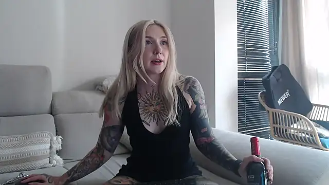 Snapshot of tattoobbgirl chatting on 10/16/25, 03:31 tattoobbgirl online show from 10/16/25, 03:31