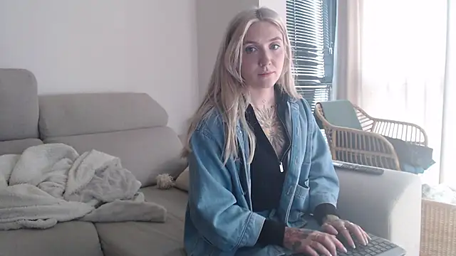 tattoobbgirl online show from 12/18/25, 03:38