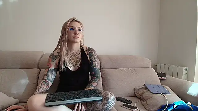 Snapshot of tattoobbgirl chatting on 06/24/26, 04:16 tattoobbgirl online show from 06/24/26, 04:16