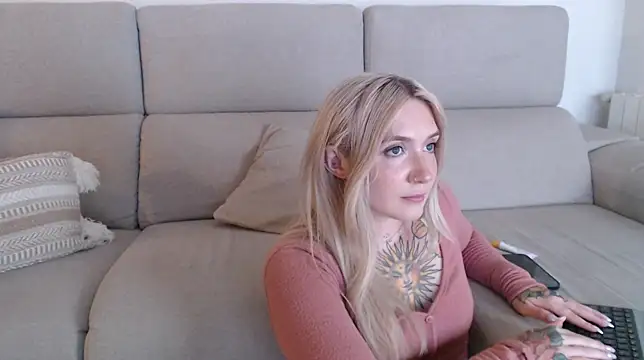 Snapshot of tattoobbgirl chatting on 09/18/25, 06:55 tattoobbgirl online show from 09/18/25, 06:55