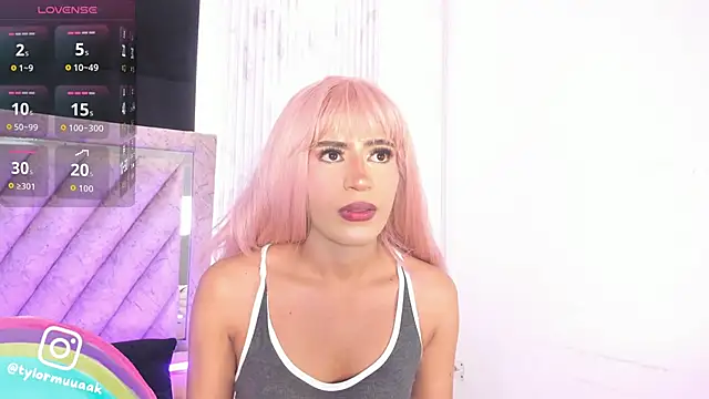 Snapshot of Taylor_Harveey chatting on 11/26/25, 08:42 Taylor Harveey online show from 11/26/25, 08:42