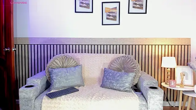 Snapshot of hanna_mils chatting on 11/06/25, 04:16 hanna mils online show from 11/06/25, 04:16