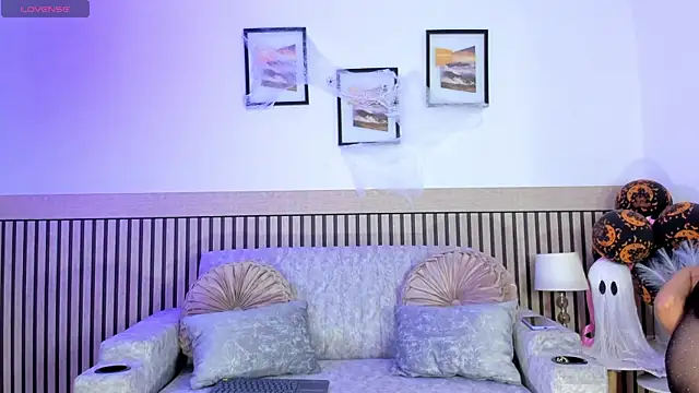 Snapshot of hanna_mils chatting on 10/22/25, 04:23 hanna mils online show from 10/22/25, 04:23