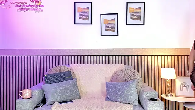 Snapshot of hanna_mils chatting on 11/14/25, 04:16 hanna mils online show from 11/14/25, 04:16