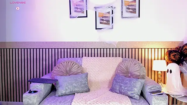 Snapshot of hanna_mils chatting on 10/31/25, 05:04 hanna mils online show from 10/31/25, 05:04