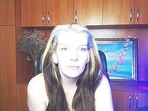 Snapshot of VanessaRey_ chatting on 05/25/26, 02:33 VanessaRey online show from 05/25/26, 02:33