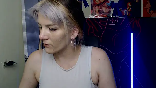 Snapshot of VanessaRey_ chatting on 05/18/26, 03:28 VanessaRey online show from 05/18/26, 03:28