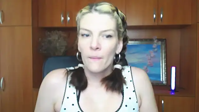 Snapshot of VanessaRey_ chatting on 05/02/26, 02:55 VanessaRey online show from 05/02/26, 02:55