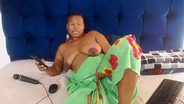 Snapshot of AriesCake chatting on 12/14/25, 12:11 AriesCake online show from 12/14/25, 12:11