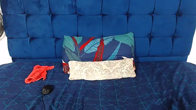 Snapshot of AriesCake chatting on 12/18/25, 11:36 AriesCake online show from 12/18/25, 11:36