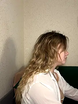 mollygirll online show from 12/18/25, 01:15