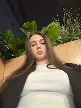 MilaBee online show from 06/17/26, 03:39