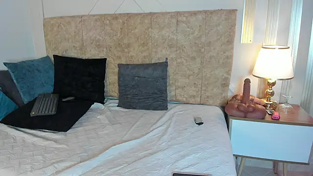 angelinarouse  online show from 11/23/25, 04:50