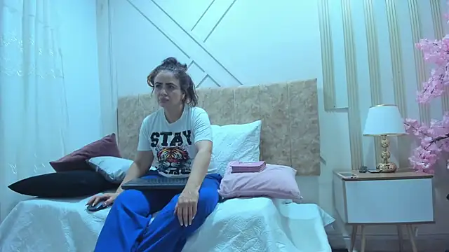 angelinarouse  online show from 12/22/25, 04:56