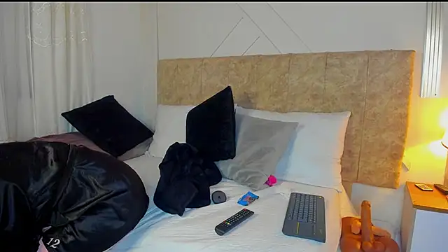 angelinarouse  online show from 12/17/25, 06:18