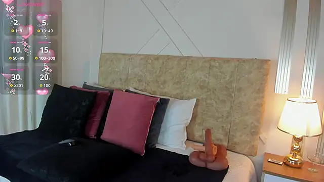 angelinarouse  online show from 10/31/25, 11:33