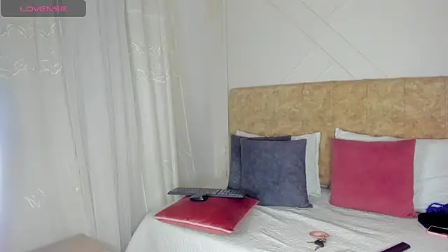 Snapshot of angelinarouse_ chatting on 10/07/25, 02:45 angelinarouse online show from 10/07/25, 02:45