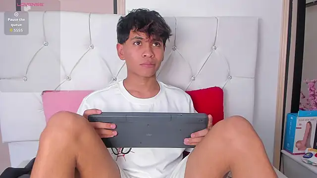 Ethan Westt online show from 04/10/26, 08:49