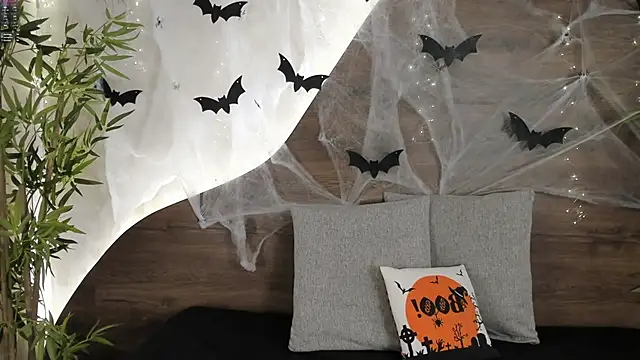 mia lacy  online show from 10/31/25, 07:43