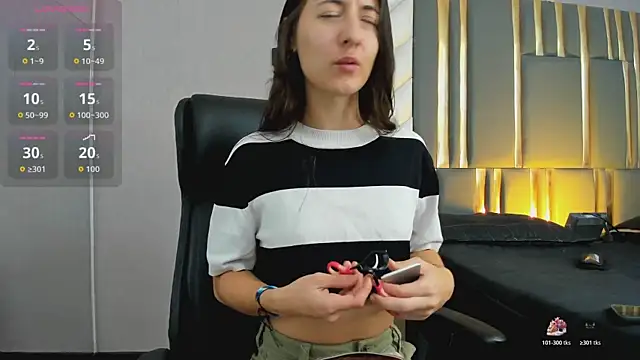 SaraJonness online show from 11/10/25, 01:05