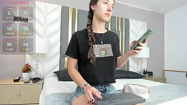 SaraJonness online show from 11/01/25, 01:05