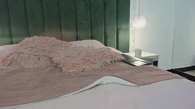 SaraJonness online show from 03/20/25, 05:02