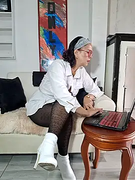 Amadamilf1980 online show from 09/18/25, 08:01