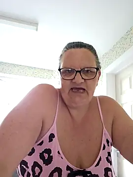 MissQueenBeex online show from 04/19/26, 05:47