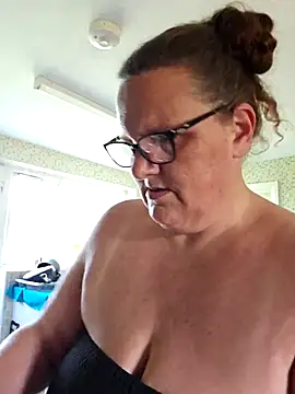 MissQueenBeex online show from 05/01/26, 03:50