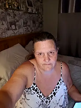 Snapshot of MissQueenBeex chatting on 10/28/25, 10:09 MissQueenBeex online show from 10/28/25, 10:09