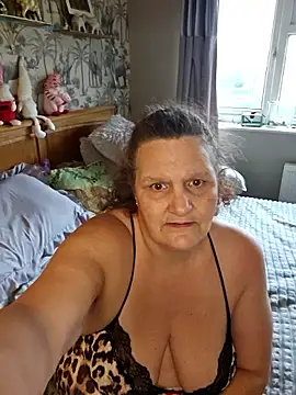 Snapshot of MissQueenBeex chatting on 12/15/25, 12:00 MissQueenBeex online show from 12/15/25, 12:00