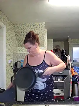 Snapshot of MissQueenBeex chatting on 12/14/25, 12:33 MissQueenBeex online show from 12/14/25, 12:33