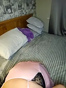 Snapshot of MissQueenBeex chatting on 11/17/25, 06:56 MissQueenBeex online show from 11/17/25, 06:56